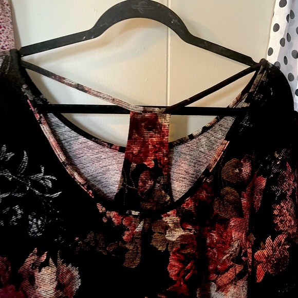 NWOT Women’s Floral Daytrip Xl Top - Picture 7 of 7